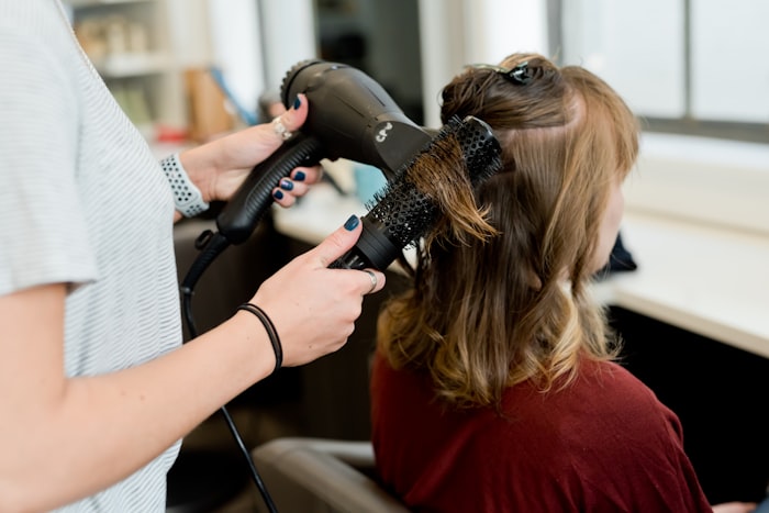 Coiffeuse au travail